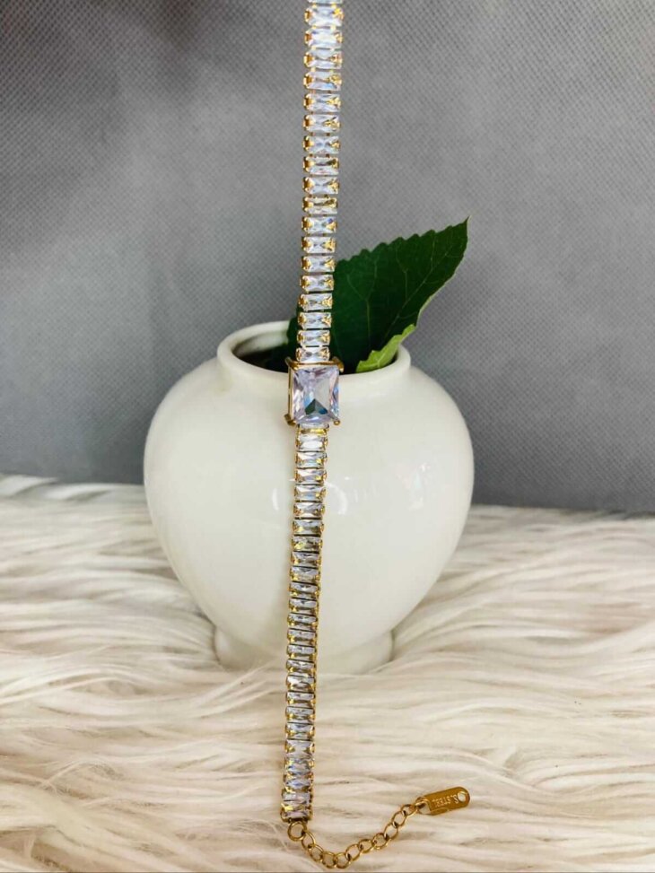 Delicate Station Bracelet – Minimal Chain with Subtle Accents - Image 2