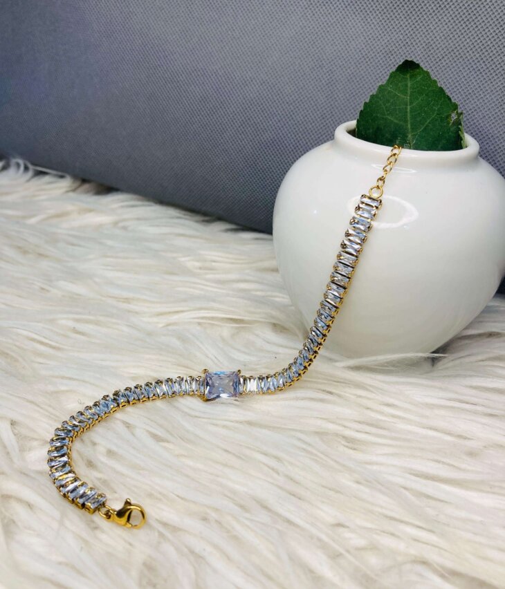 Delicate Station Bracelet – Minimal Chain with Subtle Accents - Image 3